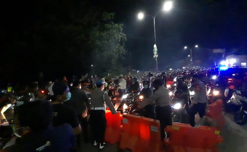 Pemudik Kembali Serbu Perbatasan Bekasi-Karawang, Polisi Pecah Konsentrasi Massa