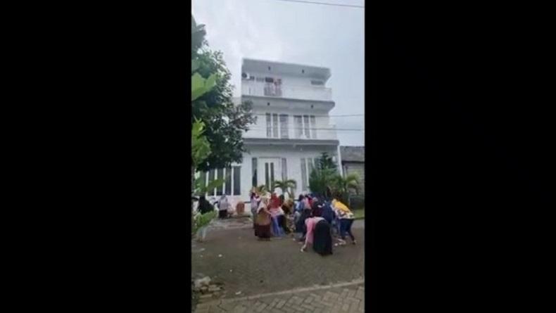 Viral, Pengusaha Perempuan Tebar Uang Bonus Karyawan Rp100 Juta dari Balkon