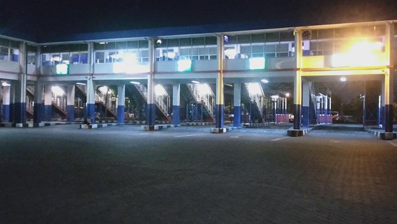 Terminal Purabaya Sepi di Malam Takbiran, Ruas Jalur Dipakai Anak-Anak Bermain Bola