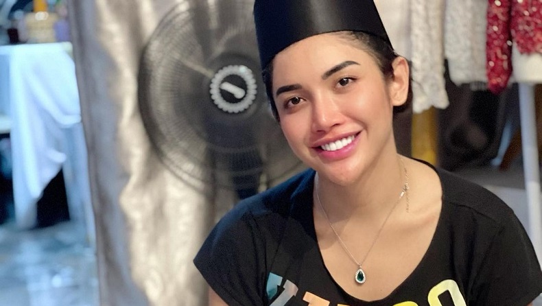 Millen Cyrus Tampil Berpeci dan Bersarung saat Salat, Netizen Beri Pujian: Ga Lupa Sama Kodrat