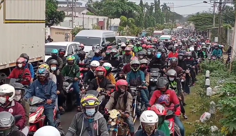 Ribuan Pemudik Terjebak di Pasar Tumpah Cirebon, Lalu Lintas Kendaraan Tak Bergerak