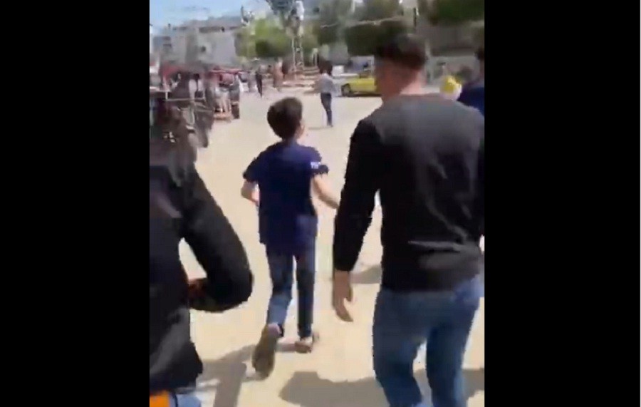 Sambil Berlari, Bocah Palestina Menangis Pilu Iringi Pemakaman Ayah yang Dibunuh Israel di Gaza