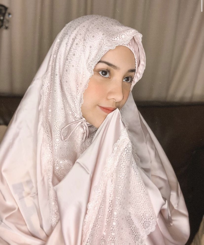 Cantiknya Anya Geraldine Berhijab Mukena, Netizen: Masya Allah Adem Banget
