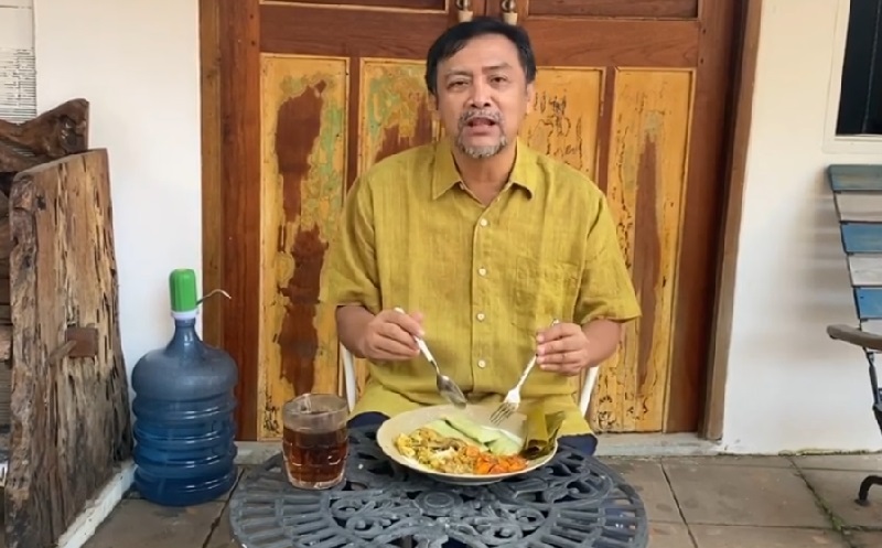 Isolasi Mandiri, Andi Mallarangeng Pamer Santapan Lebaran: Ada Burasa dan Opor Ayam