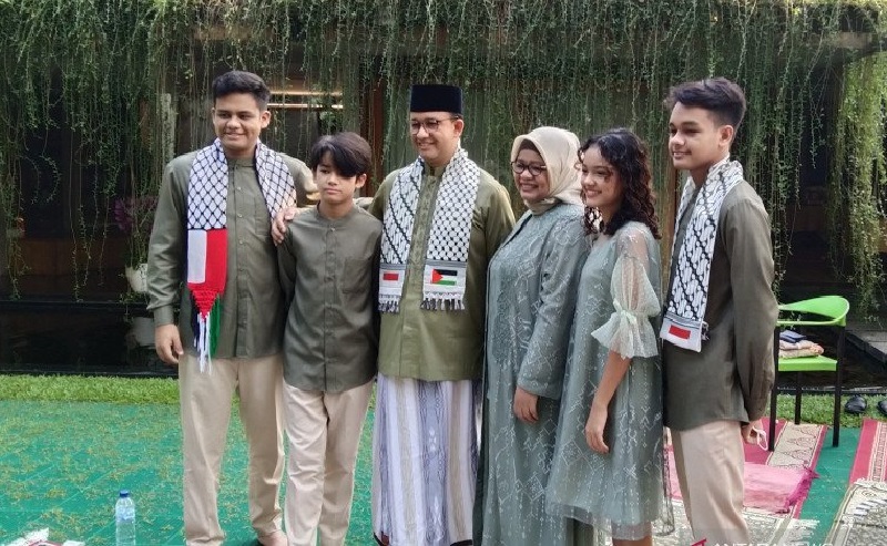 Sholat Id Kenakan Syal Bergambar Bendera Palestina, Anies: Semoga Mereka Diberi Ketabahan