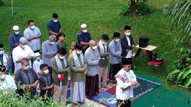 Gubernur Anies Baswedan dan Keluarga Besar Sholat Id di Rumah Pribadi 