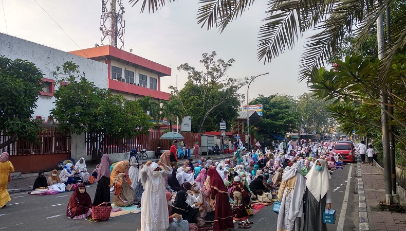 Jalan Enim Raya Tanjung Priok Ditutup Sementara saat Sholat Ied di Masjid Raya Al Husna