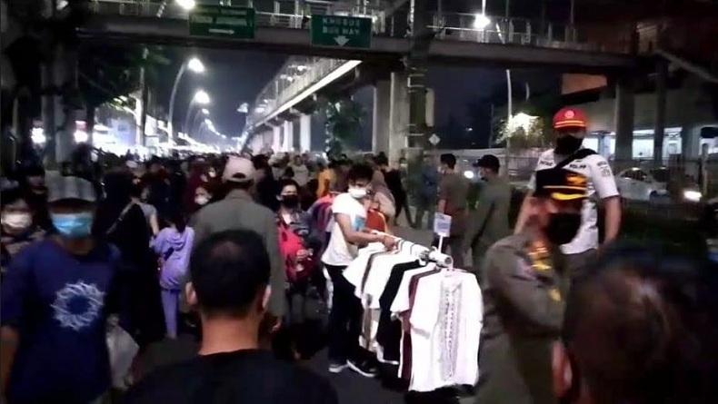 Timbulkan Kerumunan, Pasar Kaget Jatinegara Dibubarkan Petugas
