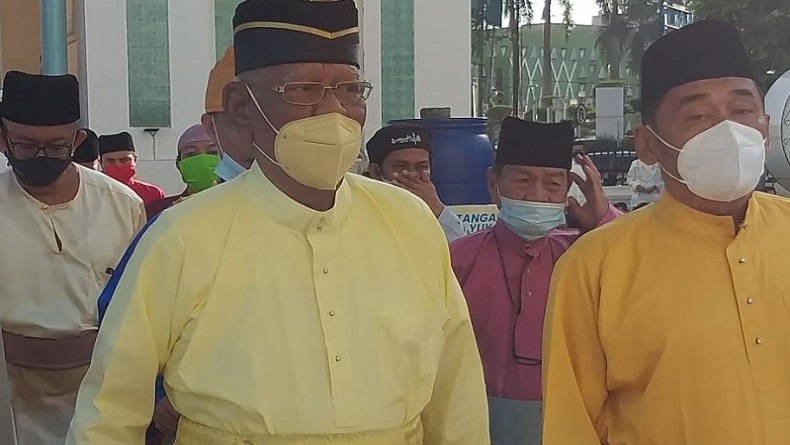Pemangku Adat Sultan Deli Salat Idul Fitri di Masjid Raya Al Mashun Medan