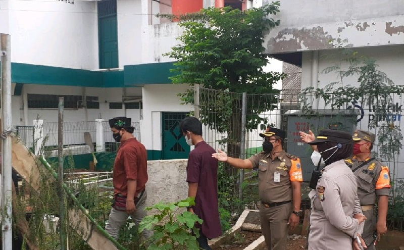 Nekat Ziarah Kubur di TPU Utan Jati Kalideres, 35 Orang Dibubarkan Petugas