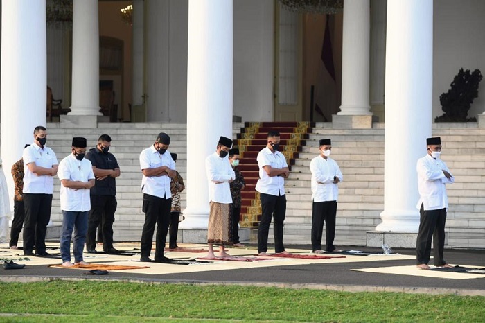 Dengan Protokol Kesehatan Ketat, Presiden Jokowi dan Ibu Negara Sholat Id di Halaman Istana Kepresidenan Bogor 