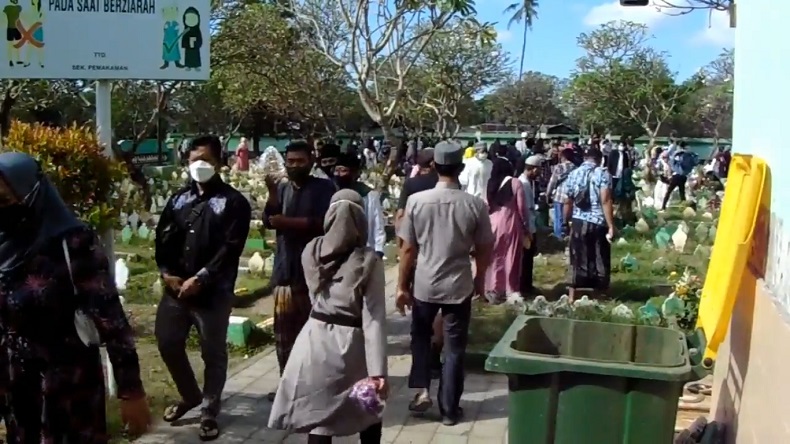 Dipenuhi Peziarah, TPU Muslim di Denpasar Utara Dijaga Petugas