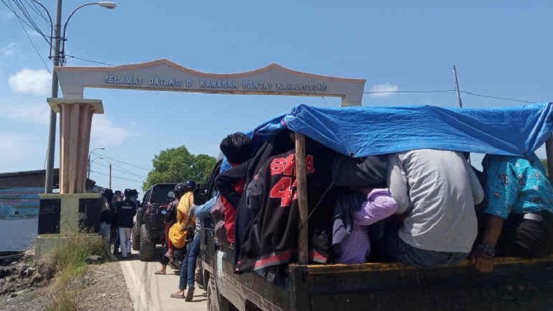 Lebaran, Wisatawan Ramai di Pantai Karangsong Indramayu