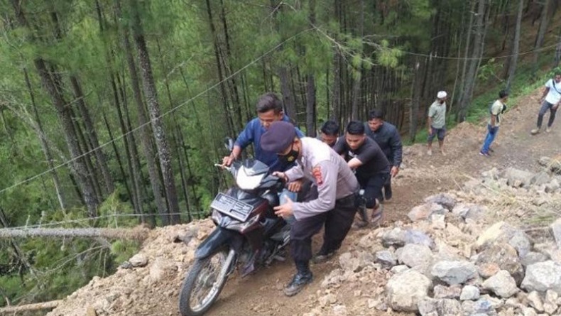 Polisi Buat Jalur Alternatif Bantu Warga Lewati Longsor di Gayo Lues Aceh