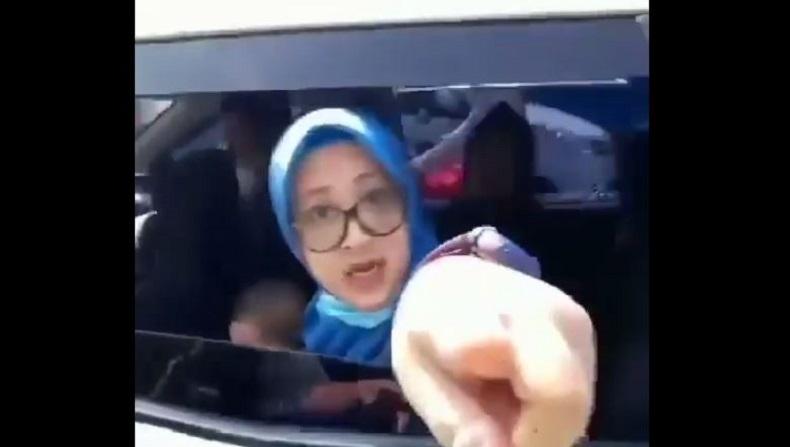 Viral Pengendara Maki Polisi karena Diputar Balik, Netizen: Dikasih Tahu kok Ngegas Bu!