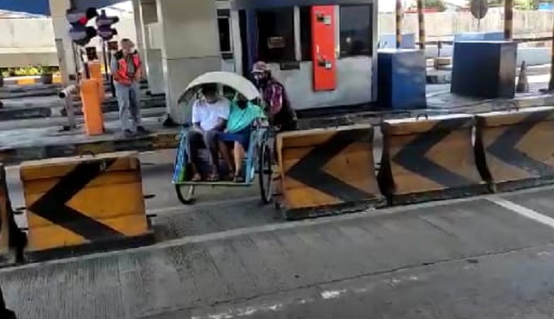 Viral Becak Melintas di Jalur  Tol Dupak, Petugas: Ini Masuk Golongan Berapa