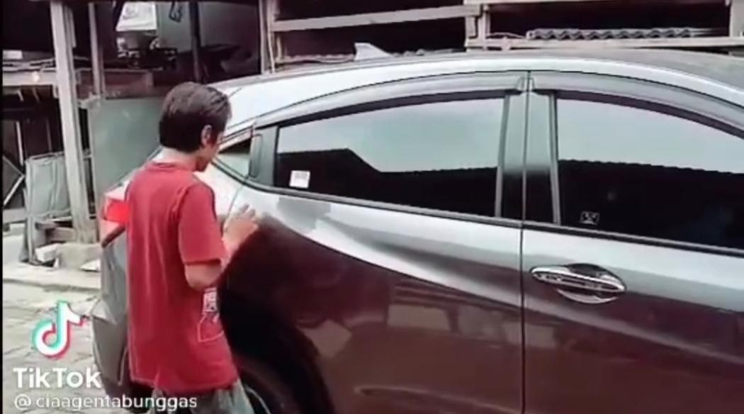 Adegan Lucu, Seorang Pria Kebingungan Cari Handle Pintu Honda HR-V
