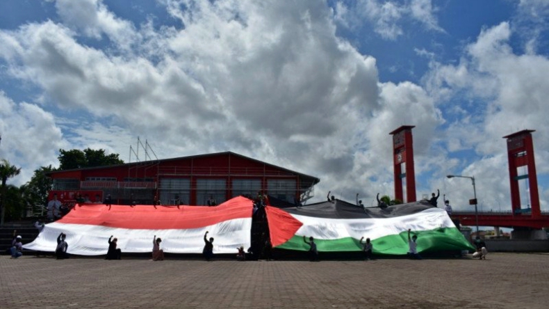 Bendera Palestina Raksasa Berkibar di Benteng Kuto Besak Palembang