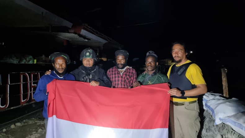 Fakta 3 Teroris KKB Menyerahkan Diri, Kibarkan Merah Putih hingga Berikan Senjata