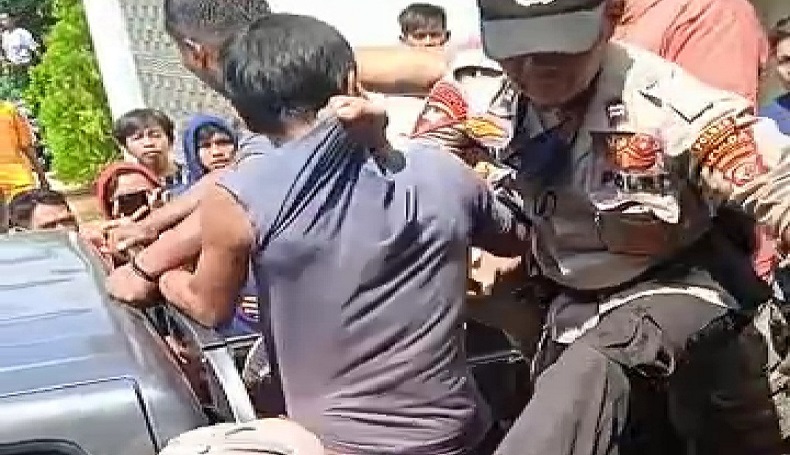 Diarak Sambil Dipukuli Warga, Maling Motor di Kuningan Nyaris Tewas