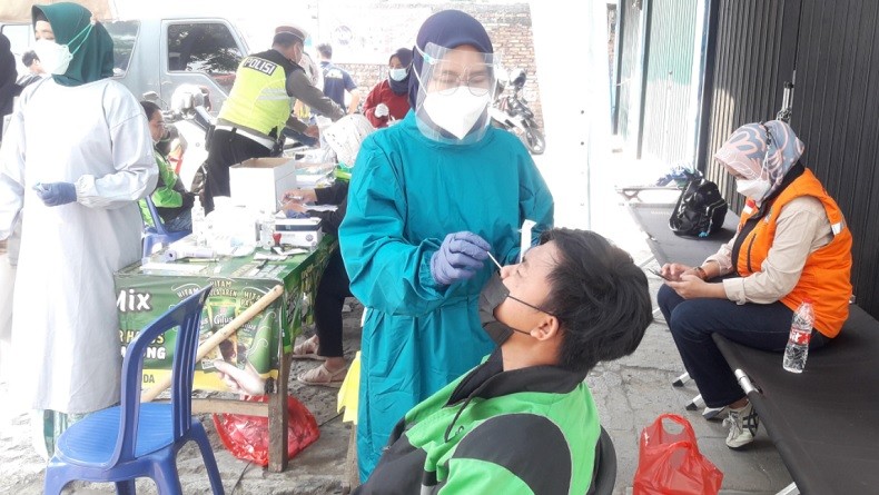 Pengendara Motor Dites Covid-19 di Posko Penyekatan Bekasi, Ini Hasilnya