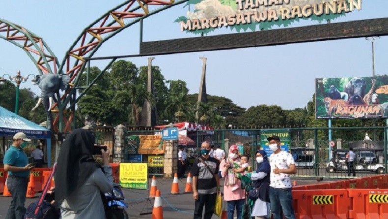 Taman Margasatwa Ragunan Ditutup, Pengunjung Telanjur Datang Berfoto di Depan Gerbang