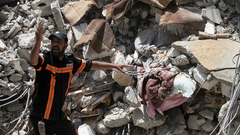 Pemuda Palestina Terjebak Rerutuhan Rumah usai Serangan Israel: Ibu, Jangan Tinggalkan Aku