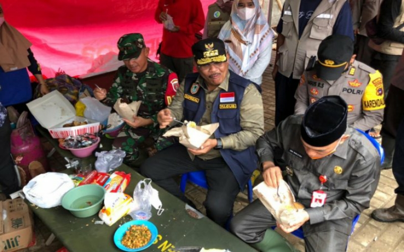 Naik Helikopter BNPB, Pj Gubernur Kalsel Kunjungi Korban Banjir di Satui