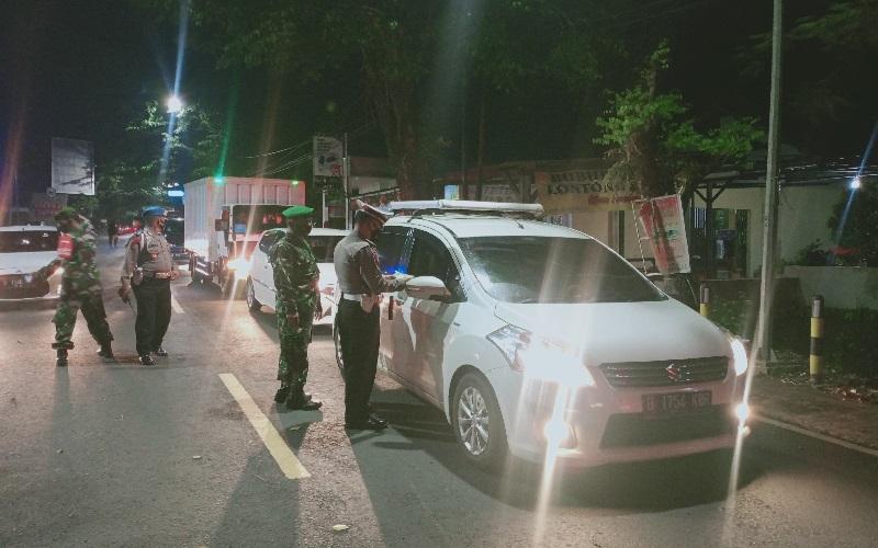 Kendaraan dari Kuningan ke Cirebon Tak Ada yang Lolos Penyekatan di Tugu Ikan Sampora