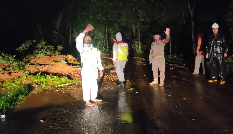 Tebing 15 Meter Longsor, Jalan Raya Maniis Purwakarta Lumpuh Beberapa Jam
