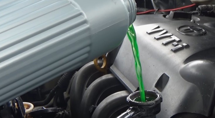 Isi Radiator Bagus Pakai Air Biasa atau Water Coolant? Perhatikan Efeknya