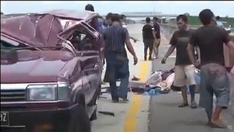 Pecah Ban, Minibus Berisi 9 Penumpang Terbalik di Tol Medan-Tebingtinggi, 5 Terluka