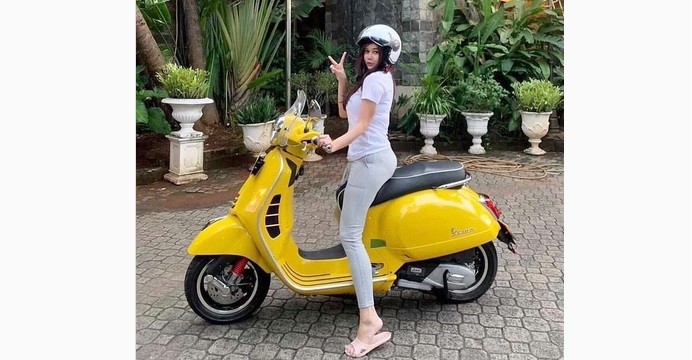Aura Kasih Pose Menggoda di Atas Motor, Netizen: Mau Dong di Belakang