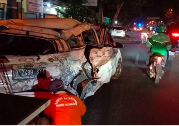 Kecelakaan Beruntun 3 Kendaraan di Tulungagung, 2 Mobil Rusak Parah