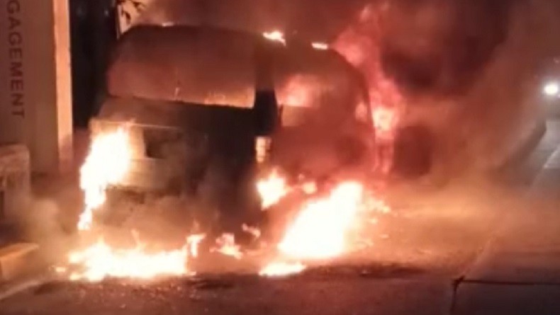 Mikrolet M 27 Terbakar di Pulogadung, Tiga Mobil Damkar Dikerahkan