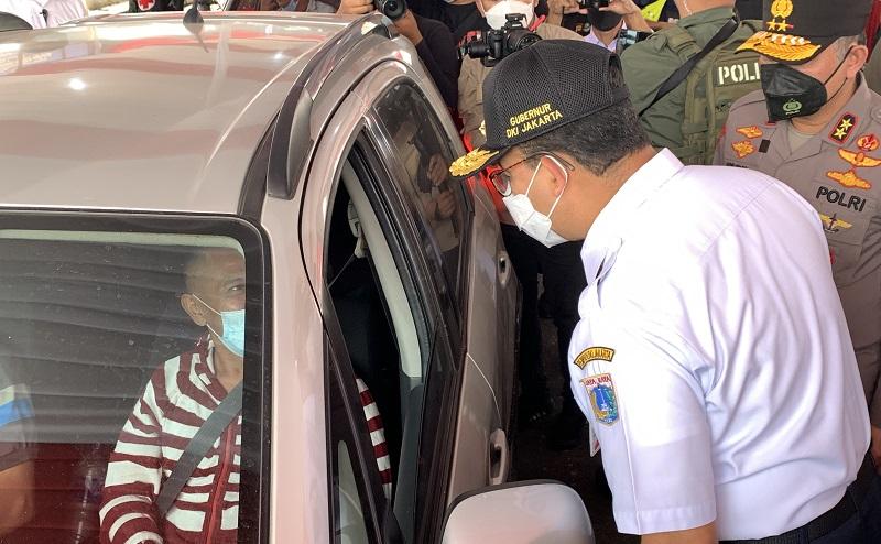 Datangi Lokasi Tes Covid-19 Gratis di Tol Japek, Anies Ingin Pastikan Warga Jakarta Sehat