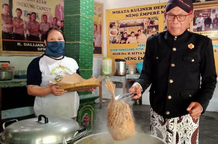 Dibungkus Kreneng, Ingkung Ayam Cancut Taliwondo Bumbu Rempahnya Meresap ke Dalam Daging