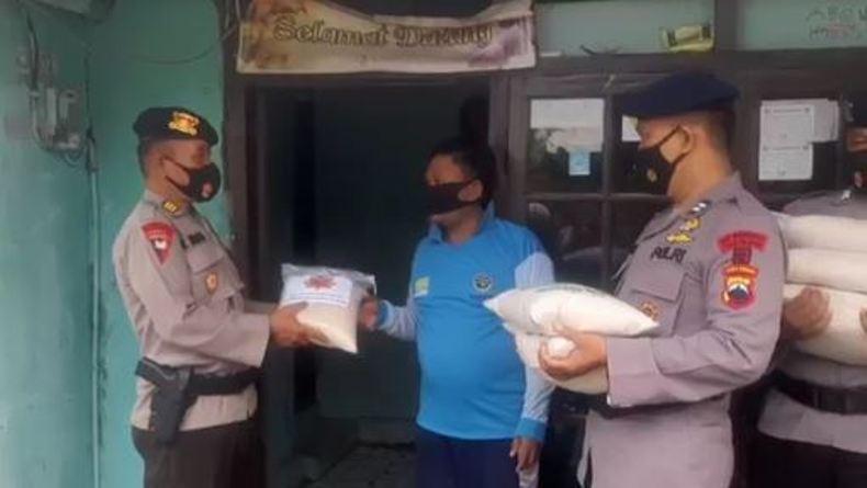 Blusukan ke Kampung, Brimob Bagikan Beras Untuk Warga Terdampak Pandemi 