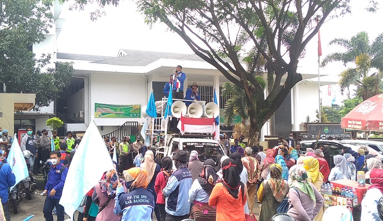 Buruh Kepung Pengadilan Hubungan Industrial Bandung, Kawal Gugatan PHK Sepihak