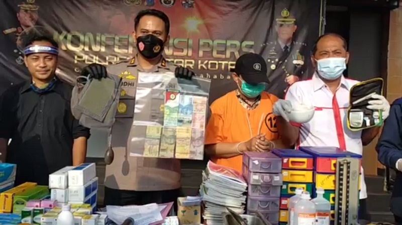 Racik Obat Keras untuk Pasien, Dokter Palsu di Blitar Ditangkap Polisi    