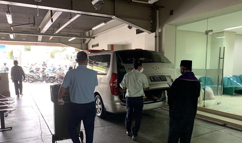 Usai Disholati di RS Pondok Indah, Jenazah Wimar Witoelar Dibawa ke Rumah Duka di Gandaria