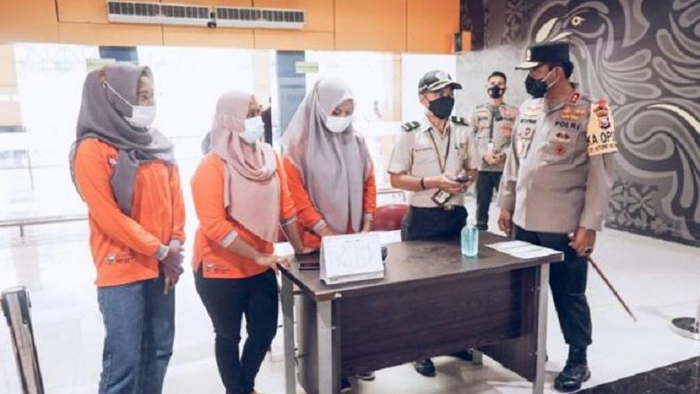 Tinjau Bandara Sultan Babullah Ternate, Kapolda Malut Pastikan Prokes Berjalan Baik