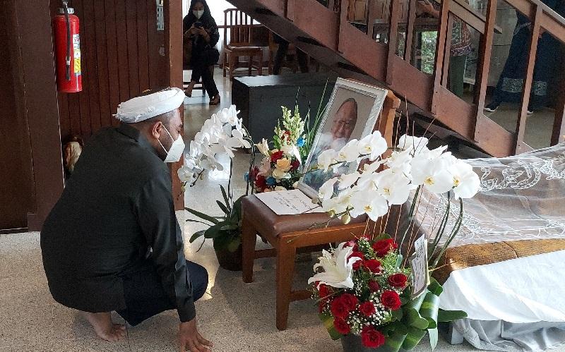 Beri Penghormatan Terakhir, Air Mata Ngabalin Menetes di Depan Jenazah Wimar Witoelar
