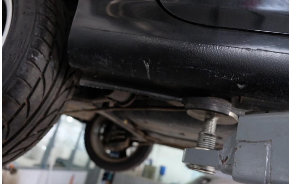 Cara Mendongkrak Mobil, Awas Jangan Salah Tentukan Titik Tumpu 