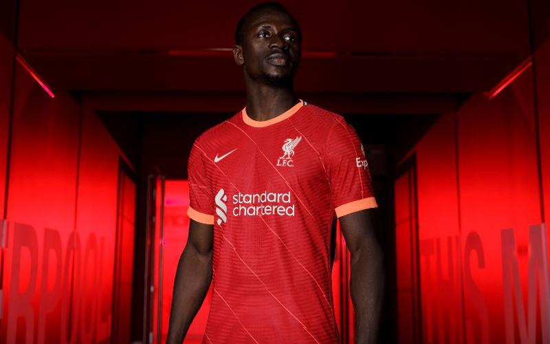 Liverpool Rilis Jersey Kandang 2021/2022, Mirip AS Roma?