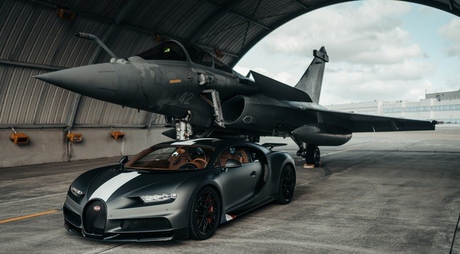 Bugatti Chiron Adu Kecepatan dengan Jet Tempur, Ini yang Menang