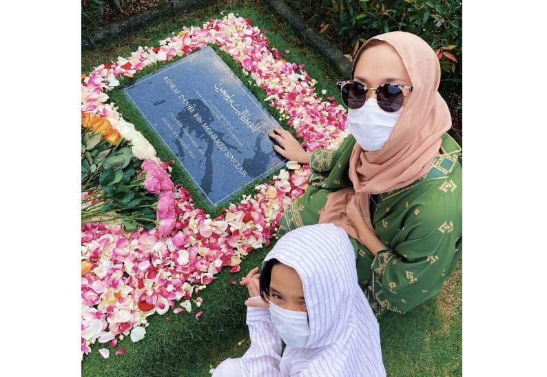 Kunjungi Makam Ashraf, BCL Ungkap Rasa Kangen: We Miss You Daddy   