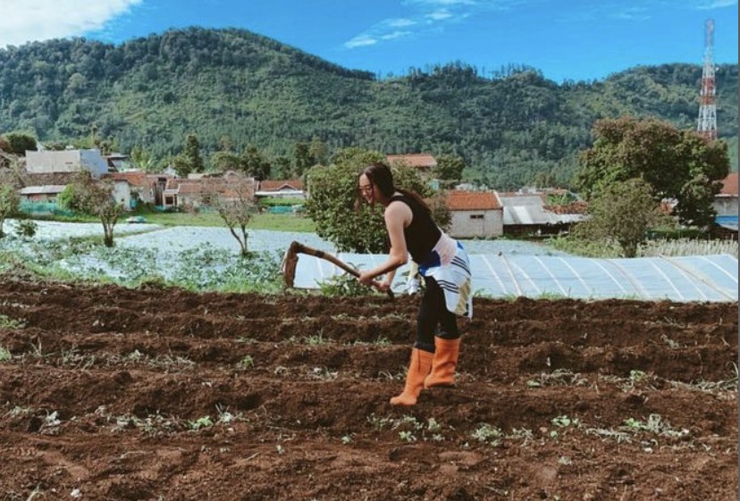 Aura Kasih Punya Hobi Baru Berkebun, Mencangkul Jadi Pengganti Olahraga Tenis
