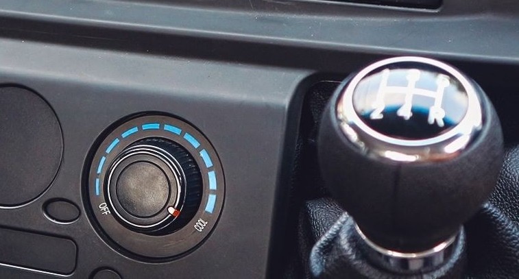 Pakai Mobil Manual, Begini Posisi Kopling dan Rem agar Tidak Melorot di Tanjakan 