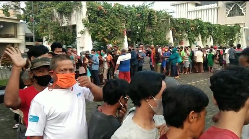 Demi Sedekah Rp10.000, Ratusan Warga Berdesak-desakan di Halaman Masjid Purwokerto